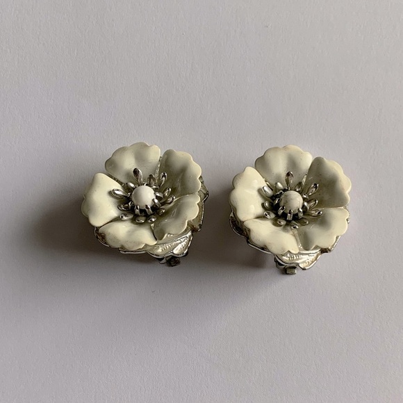 Sarah Coventry Jewelry - Sarah Coventry white enamel vintage clip on flower earrings
